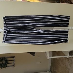 BOBBIE BROOKS BLACK/WHITE CAPRIS..LARGE